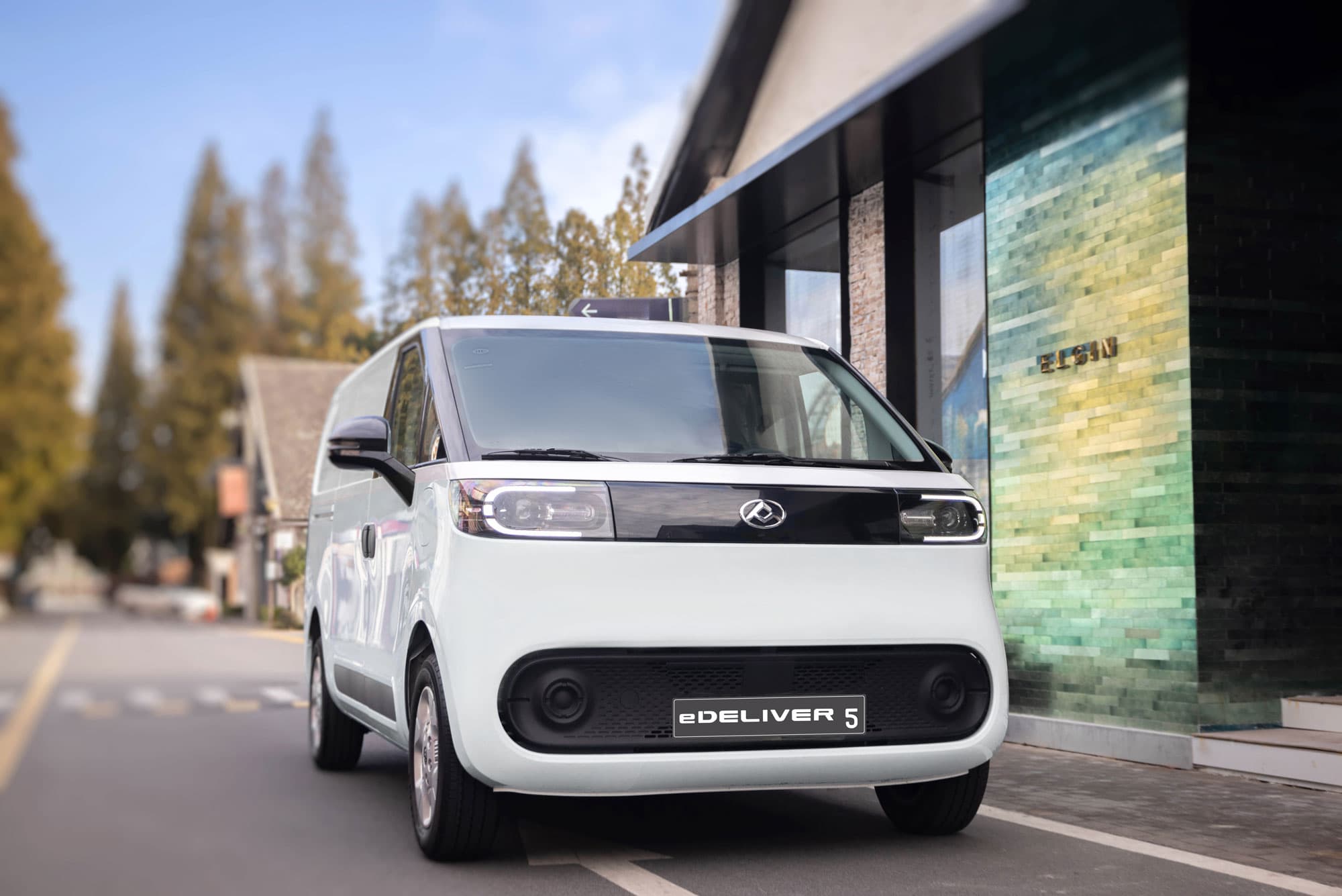 Maxus eDeliver5 front white