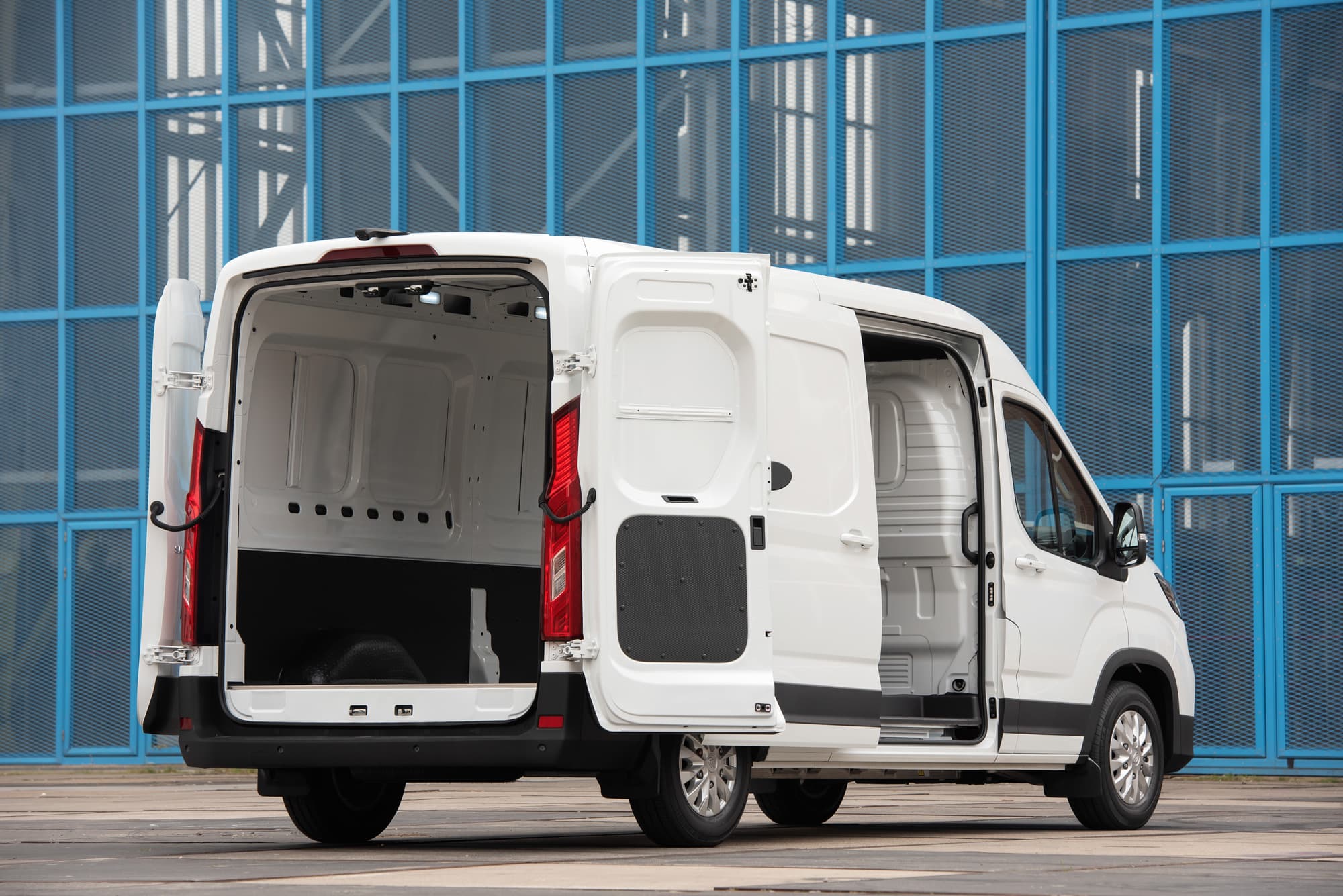Maxus eDeliver9  Wit laadruimte open