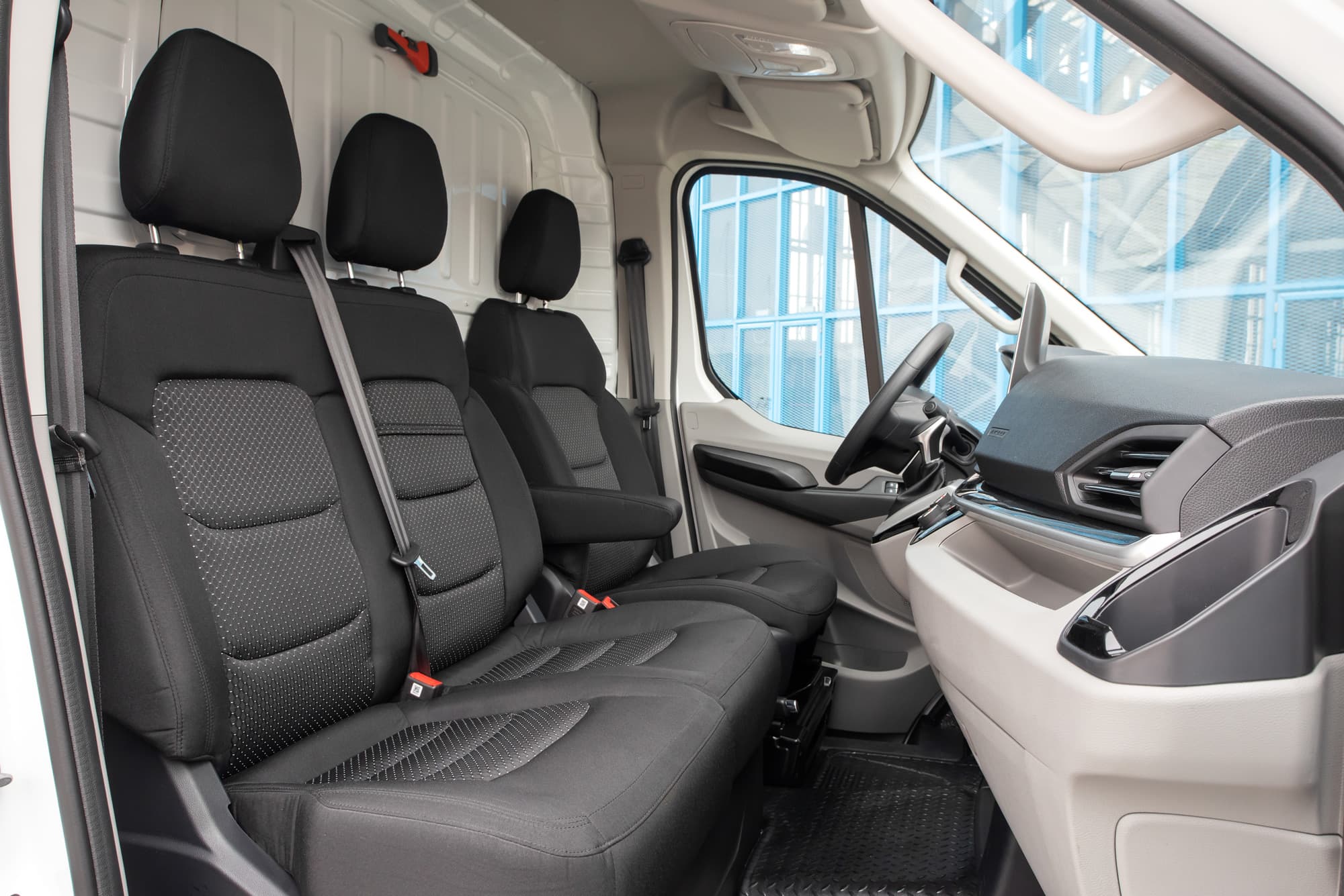 Maxus eDeliver9  Wit cockpit view passagierskant