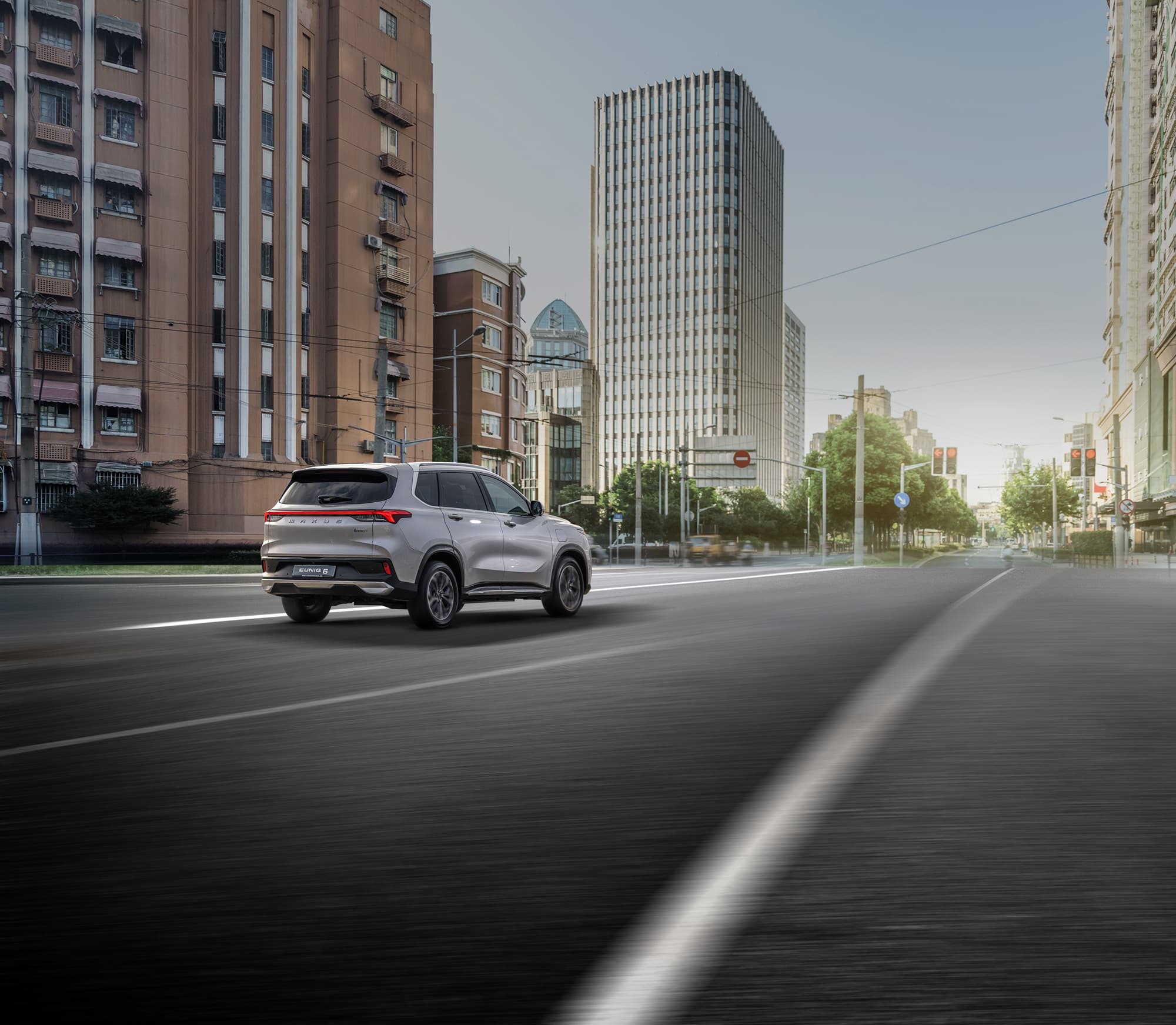 Maxus eUNIQ6  Zilver achteraanzicht stadsomgeving